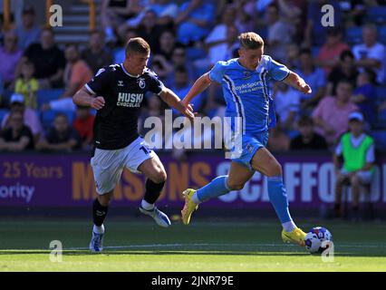 Viktor Gyokeres de Coventry City (à droite) et Charlie Cresswell de Millwall se battent pour le ballon lors du match de championnat Sky Bet à la Den, Londres. Date de la photo: Samedi 13 août 2022. Banque D'Images