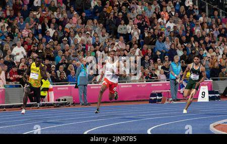 Joseph Paul Amoah, du Ghana, Zharnel Hughes, d’Angleterre, et Shajar Abbas, du Pakistan, en compétition pour la finale masculine de 200m aux Jeux du Commonwealth à Alex Banque D'Images