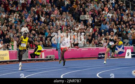 Joseph Paul Amoah, du Ghana, Zharnel Hughes, d’Angleterre, et Shajar Abbas, du Pakistan, en compétition pour la finale masculine de 200m aux Jeux du Commonwealth à Alex Banque D'Images