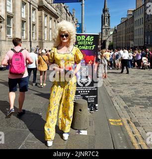 EDINBURGH FESTIVAL FRINGE 2022 ROYAL MILE DRAG QUEEN FROM DRAG QUEENS VS ZOMBIES Banque D'Images