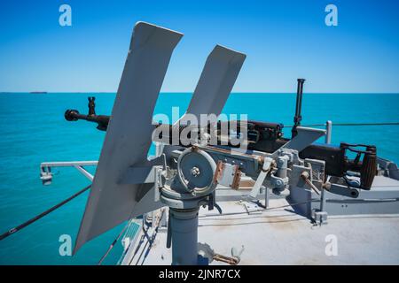 Image couleur d'une mitrailleuse automatique sur le pont d'un navire militaire, en mer. Banque D'Images