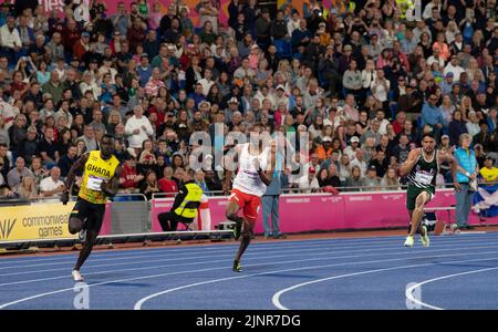 Joseph Paul Amoah, du Ghana, Zharnel Hughes, d’Angleterre, et Shajar Abbas, du Pakistan, en compétition pour la finale masculine de 200m aux Jeux du Commonwealth à Alex Banque D'Images