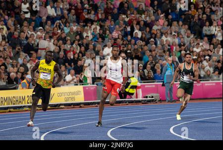 Joseph Paul Amoah, du Ghana, Zharnel Hughes, d’Angleterre, et Shajar Abbas, du Pakistan, en compétition pour la finale masculine de 200m aux Jeux du Commonwealth à Alex Banque D'Images