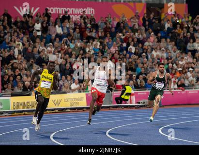 Joseph Paul Amoah, du Ghana, Zharnel Hughes, d’Angleterre, et Shajar Abbas, du Pakistan, en compétition pour la finale masculine de 200m aux Jeux du Commonwealth à Alex Banque D'Images