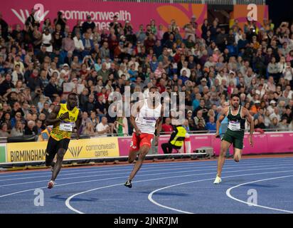 Joseph Paul Amoah, du Ghana, Zharnel Hughes, d’Angleterre, et Shajar Abbas, du Pakistan, en compétition pour la finale masculine de 200m aux Jeux du Commonwealth à Alex Banque D'Images