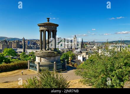 EDINBURGH SCOTLAND CALTON HILL MÉMORIAL DE DUGALD STEWART ET VUE SUR LA VILLE LORS D'UNE JOURNÉE CHAUDE EN ÉTÉ Banque D'Images