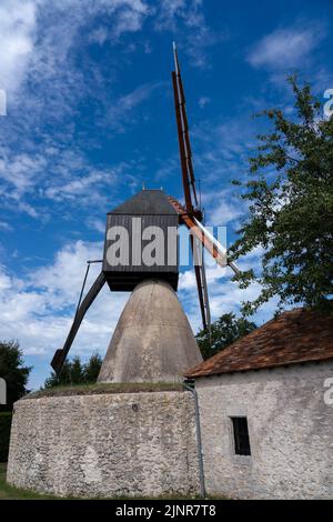 Le Moulin St Jacques, un ancien moulin à vent nord-africain importé et reconstruit en France Banque D'Images