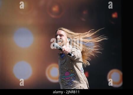 Newquay, Cornwall, Royaume-Uni. 13th août 2022. Sam Ryder se déroule sur la scène principale au Festival des Boardmasters 2022. Crédit : Sam Hardwick/Alamy. Banque D'Images