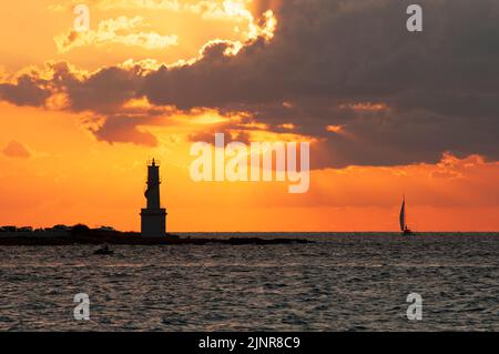 Vue sur le port de Formentera et son phare au coucher du soleil avec des voiliers. Concept de voyage et de tourisme Banque D'Images