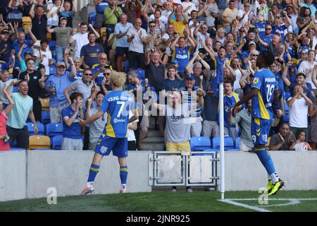 Les joueurs de Wimbledon fêtent après les scores de Nathan Young-Coombes lors du match Sky Bet League Two au Cherry Red Records Stadium, Londres. Date de la photo: Samedi 13 août 2022. Banque D'Images