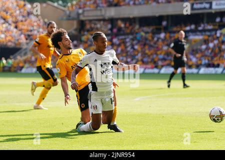 Bobby de Decordova-Reid de Fulham est attaqué par Rayan ait-Nouri de Wolverhampton Wanderers lors du match de la Premier League au stade Molineux, Wolverhampton. Date de la photo: Samedi 13 août 2022. Banque D'Images