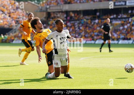 Bobby de Decordova-Reid de Fulham est attaqué par Rayan ait-Nouri de Wolverhampton Wanderers lors du match de la Premier League au stade Molineux, Wolverhampton. Date de la photo: Samedi 13 août 2022. Banque D'Images