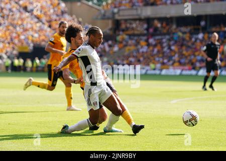 Bobby de Decordova-Reid de Fulham est attaqué par Rayan ait-Nouri de Wolverhampton Wanderers lors du match de la Premier League au stade Molineux, Wolverhampton. Date de la photo: Samedi 13 août 2022. Banque D'Images