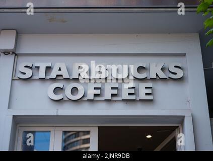 Bâle, Suisse - 4 juillet 2022 : logo Starbucks affiché à la façade d'un magasin Starbuks. Starbucks est une chaîne multinationale américaine de cafés Banque D'Images