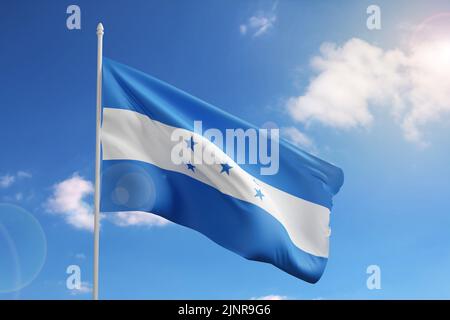 Drapeau du Honduras sur ciel bleu. 3d illustration. Banque D'Images