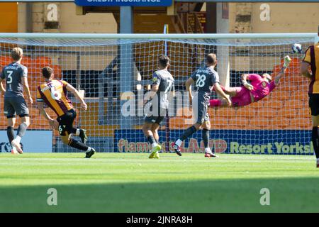 Bradford, Royaume-Uni. 13th août 2022. Richie Smallwood, de la ville de Bradford (6), marque le but de ses équipes en 1st. EFL Skybet football League Two Match, Bradford City et Newport County au stade de l'université de Bradford à Bradford, dans le Yorkshire, le samedi 13th août 2022. Cette image ne peut être utilisée qu'à des fins éditoriales. Utilisation éditoriale uniquement, licence requise pour une utilisation commerciale. Pas d'utilisation dans les Paris, les jeux ou un seul club/ligue/joueur publications.pic par crédit: Andrew Orchard sports photographie/Alamy Live News Banque D'Images