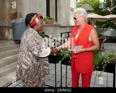 Rustie Lee et Caroline Monk à l’occasion du déjeuner de HRH la duchesse de Cornouailles en 75th Banque D'Images