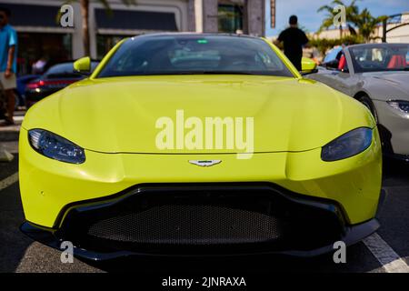 Pembroke Pines, Floride, États-Unis. 13th août 2022. Supercar Saturday Florida se tient le deuxième samedi de chaque mois au centre commercial Pembroke Pines. Lamborghini, Bugatti, Ferrari, Corvette, Tesla, Petronas-AMG, Aston Martin, BMW, Jaguar, Porsche, Lotus, McLaren, Bentley, Pagani, Audi, Maserati, Rolls Royce propriétaires et passionnés représentent les meilleures marques de voitures de luxe. Credit: Yaroslav Sabitov/YES Market Media/Alay Live News Banque D'Images