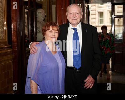 Julian Glover et Isla Blair à l’occasion du déjeuner de HRH la duchesse de Cornouailles en 75th Banque D'Images