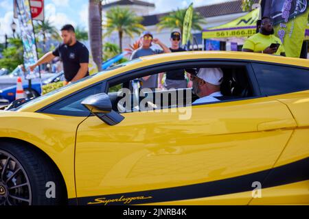 Pembroke Pines, Floride, États-Unis. 13th août 2022. Supercar Saturday Florida se tient le deuxième samedi de chaque mois au centre commercial Pembroke Pines. Lamborghini, Bugatti, Ferrari, Corvette, Tesla, Petronas-AMG, Aston Martin, BMW, Jaguar, Porsche, Lotus, McLaren, Bentley, Pagani, Audi, Maserati, Rolls Royce propriétaires et passionnés représentent les meilleures marques de voitures de luxe. Credit: Yaroslav Sabitov/YES Market Media/Alay Live News Banque D'Images