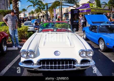 Pembroke Pines, Floride, États-Unis. 13th août 2022. Supercar Saturday Florida se tient le deuxième samedi de chaque mois au centre commercial Pembroke Pines. Lamborghini, Bugatti, Ferrari, Corvette, Tesla, Petronas-AMG, Aston Martin, BMW, Jaguar, Porsche, Lotus, McLaren, Bentley, Pagani, Audi, Maserati, Rolls Royce propriétaires et passionnés représentent les meilleures marques de voitures de luxe. Credit: Yaroslav Sabitov/YES Market Media/Alay Live News Banque D'Images