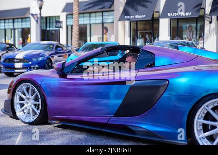 Pembroke Pines, Floride, États-Unis. 13th août 2022. Supercar Saturday Florida se tient le deuxième samedi de chaque mois au centre commercial Pembroke Pines. Lamborghini, Bugatti, Ferrari, Corvette, Tesla, Petronas-AMG, Aston Martin, BMW, Jaguar, Porsche, Lotus, McLaren, Bentley, Pagani, Audi, Maserati, Rolls Royce propriétaires et passionnés représentent les meilleures marques de voitures de luxe. Credit: Yaroslav Sabitov/YES Market Media/Alay Live News Banque D'Images