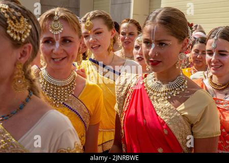 Moscou, Russie. 13th août 2022. Les femmes russes en costumes nationaux indiens chantent « Hare Krishna » et dansent à la tête de la procession du défilé de Rattha Yatra, ou du festival religieux hindou Chariot, dans le cadre du festival de la Journée de l'Inde qui se déroule dans le parc de l'île de rêve de Moscou, en Russie Banque D'Images