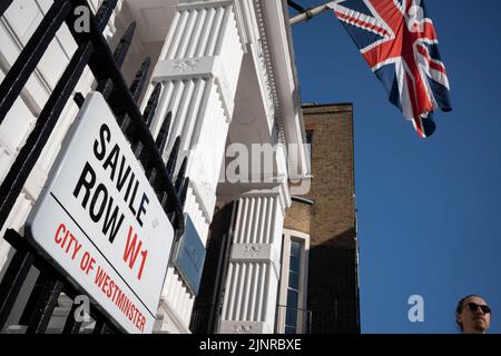 Le panneau pour Savile Row à Westminster, le 12th août 2022, à Londres, en Angleterre. Après que la Banque d'Angleterre ait augmenté ses taux d'intérêt à 1,75%, il est certain que la Grande-Bretagne sera en récession d'ici le quatrième trimestre de 2022 et que l'inflation va encore augmenter. Banque D'Images