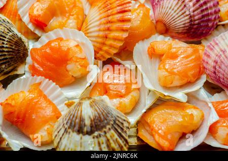 Crevettes d'eau chaude enveloppées de saumon écossais saumué avec du sel de mer et du sucre demerara fumé sur du chêne, de la tourbe et des copeaux de cerisier servis dans la nature Banque D'Images