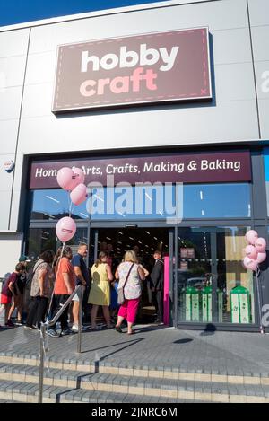 Ouverture officielle d'un nouveau magasin de bricolage à Southend on Sea, Essex, Royaume-Uni. Premiers clients entrant dans la boutique Banque D'Images