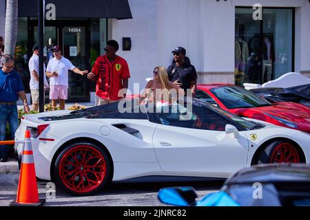 Pembroke Pines, Floride, États-Unis. 13th août 2022. Supercar Saturday Florida se tient le deuxième samedi de chaque mois au centre commercial Pembroke Pines. Lamborghini, Bugatti, Ferrari, Corvette, Tesla, Petronas-AMG, Aston Martin, BMW, Jaguar, Porsche, Lotus, McLaren, Bentley, Pagani, Audi, Maserati, Rolls Royce propriétaires et passionnés représentent les meilleures marques de voitures de luxe. Credit: Yaroslav Sabitov/YES Market Media/Alay Live News Banque D'Images