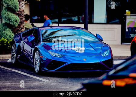 Pembroke Pines, Floride, États-Unis. 13th août 2022. Supercar Saturday Florida se tient le deuxième samedi de chaque mois au centre commercial Pembroke Pines. Lamborghini, Bugatti, Ferrari, Corvette, Tesla, Petronas-AMG, Aston Martin, BMW, Jaguar, Porsche, Lotus, McLaren, Bentley, Pagani, Audi, Maserati, Rolls Royce propriétaires et passionnés représentent les meilleures marques de voitures de luxe. Credit: Yaroslav Sabitov/YES Market Media/Alay Live News Banque D'Images