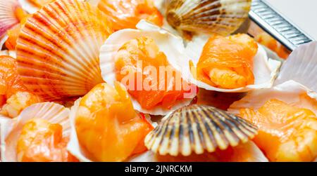 Crevettes d'eau chaude enveloppées de saumon écossais saumué avec du sel de mer et du sucre demerara fumé sur du chêne, de la tourbe et des copeaux de cerisier servis dans la nature Banque D'Images