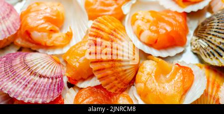 Crevettes d'eau chaude enveloppées de saumon écossais saumué avec du sel de mer et du sucre demerara fumé sur du chêne, de la tourbe et des copeaux de cerisier servis dans la nature Banque D'Images