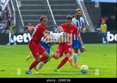 Berlin, Allemagne. 13th août 2022. Football: Bundesliga, Hertha BSC - Eintracht Frankfurt, Matchday 2, Olympiastadion. Mario Götze (l-r) de Francfort, Suat Serdar de Berlin et Lucas Alario de Francfort se battent pour le ballon. Credit: Christophe GATEAU/dpa - NOTE IMPORTANTE: Conformément aux exigences de la DFL Deutsche Fußball Liga et de la DFB Deutscher Fußball-Bund, il est interdit d'utiliser ou d'avoir utilisé des photos prises dans le stade et/ou du match sous forme de séquences et/ou de séries de photos de type vidéo./dpa/Alay Live News Banque D'Images