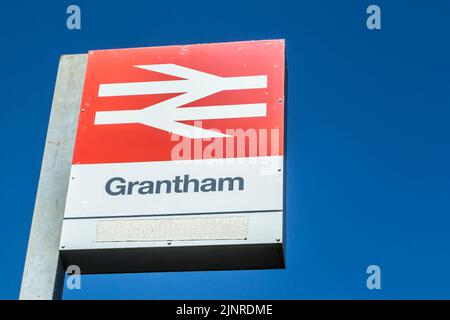 GRANTHAM, ANGLETERRE - 26 juin 2022 : panneau de la gare ferroviaire nationale de Grantham à Lincolnshire Banque D'Images