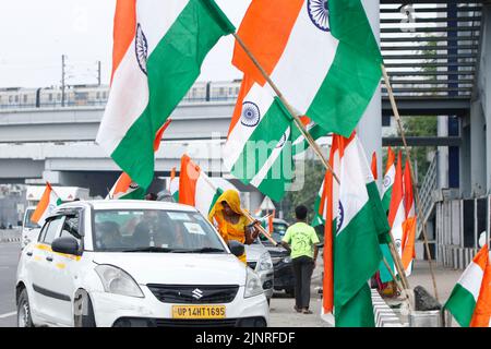 Un vendeur de rue lady vend le drapeau national indien près de la route dans la capitale New Delhi, Inde sur 13 août 2022. L'Inde marquera son jour de l'indépendance de 75th sur 15 août 2022. Photo d'Anshuman Akash/ABACAPRESS.COM Banque D'Images