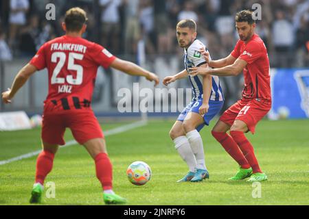 Berlin, Allemagne. 13th août 2022. Football: Bundesliga, Hertha BSC - Eintracht Frankfurt, Matchday 2, Olympiastadion. Christopher Lenz (l-r) de Francfort, Jonjoe Kenny de Berlin et Lucas Alario de Francfort se battent pour le ballon. Credit: Christophe GATEAU/dpa - NOTE IMPORTANTE: Conformément aux exigences de la DFL Deutsche Fußball Liga et de la DFB Deutscher Fußball-Bund, il est interdit d'utiliser ou d'avoir utilisé des photos prises dans le stade et/ou du match sous forme de séquences et/ou de séries de photos de type vidéo./dpa/Alay Live News Banque D'Images