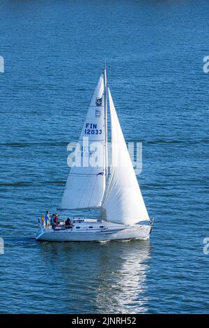 Un yacht naviguant dans le golfe de Finlande au large d'Helsinki, en Finlande Banque D'Images