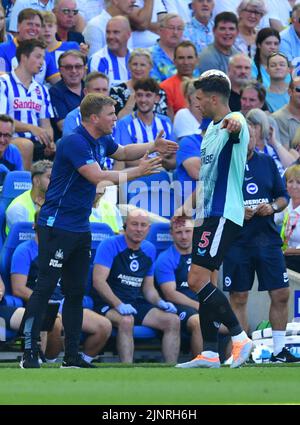 Brighton, Royaume-Uni. 13th août 2022. Eddie Howe, responsable de Newcastle United, donne des instructions à Fabian Schar de Newcastle United lors du match de la Premier League entre Brighton & Hove Albion et Newcastle United à l'Amex on 13 août 2022 de Brighton, en Angleterre. (Photo de Jeff Mood/phcimages.com) Credit: PHC Images/Alamy Live News Banque D'Images