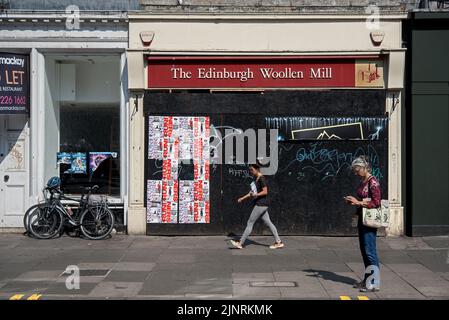 Montée à bord de la branche d'Edinburgh Woolen Mill, Princes Street, Edinburgh, Écosse, Royaume-Uni. Banque D'Images