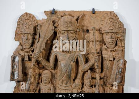 Cliché détaillé d'un bronze du Bénin, pris lors d'un événement à l'occasion de la signature d'une déclaration politique sur les bronzes du Bénin. L'Allemagne et le Nigéria signent un accord pour le retour des bronzes du Bénin au Bureau fédéral des affaires étrangères. Berlin, 1 juillet 2022 Banque D'Images