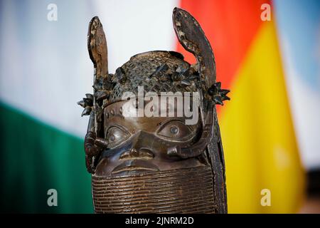 Cliché détaillé d'un bronze du Bénin, pris lors d'un événement à l'occasion de la signature d'une déclaration politique sur les bronzes du Bénin. L'Allemagne et le Nigéria signent un accord pour le retour des bronzes du Bénin au Bureau fédéral des affaires étrangères. Berlin, 1 juillet 2022 Banque D'Images