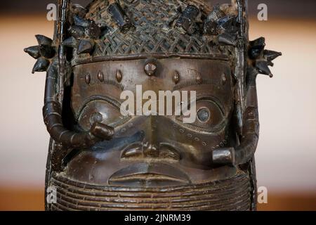 Cliché détaillé d'un bronze du Bénin, pris lors d'un événement à l'occasion de la signature d'une déclaration politique sur les bronzes du Bénin. L'Allemagne et le Nigéria signent un accord pour le retour des bronzes du Bénin au Bureau fédéral des affaires étrangères. Berlin, 1 juillet 2022 Banque D'Images