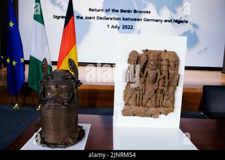 Cliché détaillé d'un bronze du Bénin, pris lors d'un événement à l'occasion de la signature d'une déclaration politique sur les bronzes du Bénin. L'Allemagne et le Nigéria signent un accord pour le retour des bronzes du Bénin au Bureau fédéral des affaires étrangères. Berlin, 1 juillet 2022 Banque D'Images