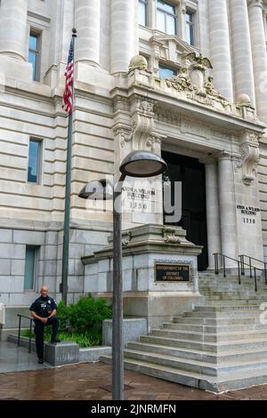 Washington DC, Etats-Unis - 2 juin 2022: Vue de l'édifice John Wilson avec la police à l'extérieur pendant une journée de pluie Banque D'Images