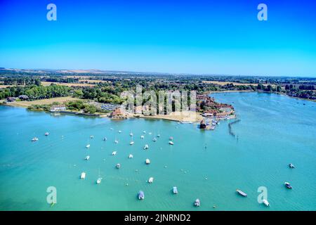 Survoler de petits bateaux et des Dinghies à voile ancrés dans le magnifique estuaire de Bosham, dans le sud de l'Angleterre. Banque D'Images