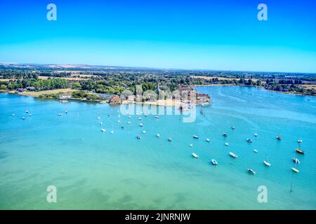 Vue aérienne sur les petits bateaux et les Dinghies à voile ancrés dans le magnifique estuaire de Bosham, dans le sud de l'Angleterre. Banque D'Images