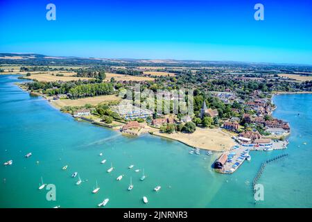 Photo aérienne vers la jetée du magnifique village de Bosham, un lieu de voile populaire dans l'ouest du Sussex en Angleterre. Banque D'Images