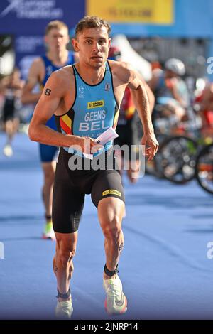 Le triathlète belge Jelle Geens photographié en action pendant la partie natation des championnats européens de triathlon masculin Munich 2022, à Munich, en Allemagne, le samedi 13 août 2022. La deuxième édition des Championnats d'Europe a lieu du 11 au 22 août et comporte neuf sports. BELGA PHOTO ERIC LALMAND Banque D'Images